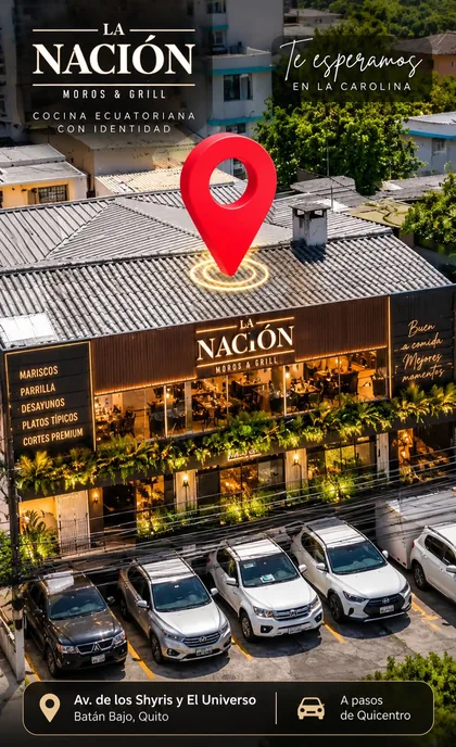 Fachada de La Nación Moros & Grill de noche, con el rótulo iluminado, la terraza con plantas y el parqueadero delante